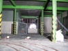 Pohled otvřenými dveřmi dovnitř jámové budovy - konstrukce stropu hlavní odnímací plošiny (prosinec 2011) (2)