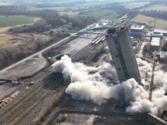 K zemi padla skipová věž na Staříči. Další kus hornické historie zmizel během několika sekund