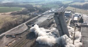 K zemi padla skipová věž na Staříči. Další kus hornické historie zmizel během několika sekund