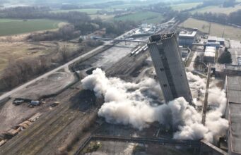 K zemi padla skipová věž na Staříči. Další kus hornické historie zmizel během několika sekund
