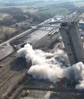 K zemi padla skipová věž na Staříči. Další kus hornické historie zmizel během několika sekund